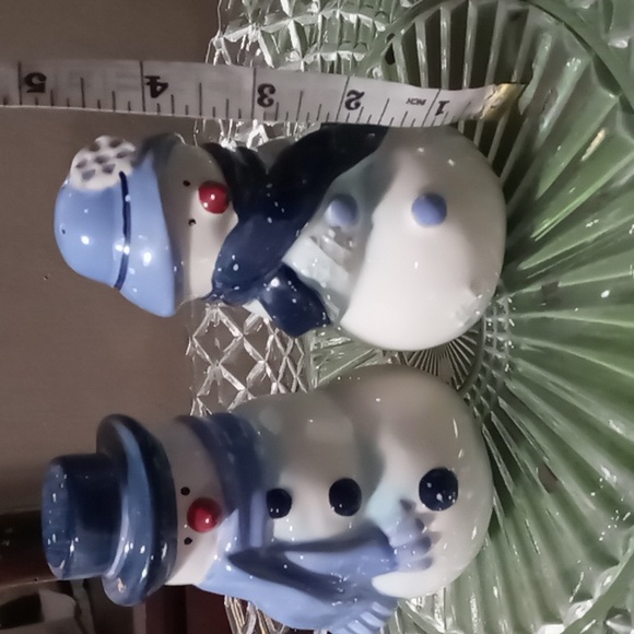 Target Holiday 07 Winterfrost Snowmen and Snow Woman Salt and Pepper Shakers. - Picture 5 of 5